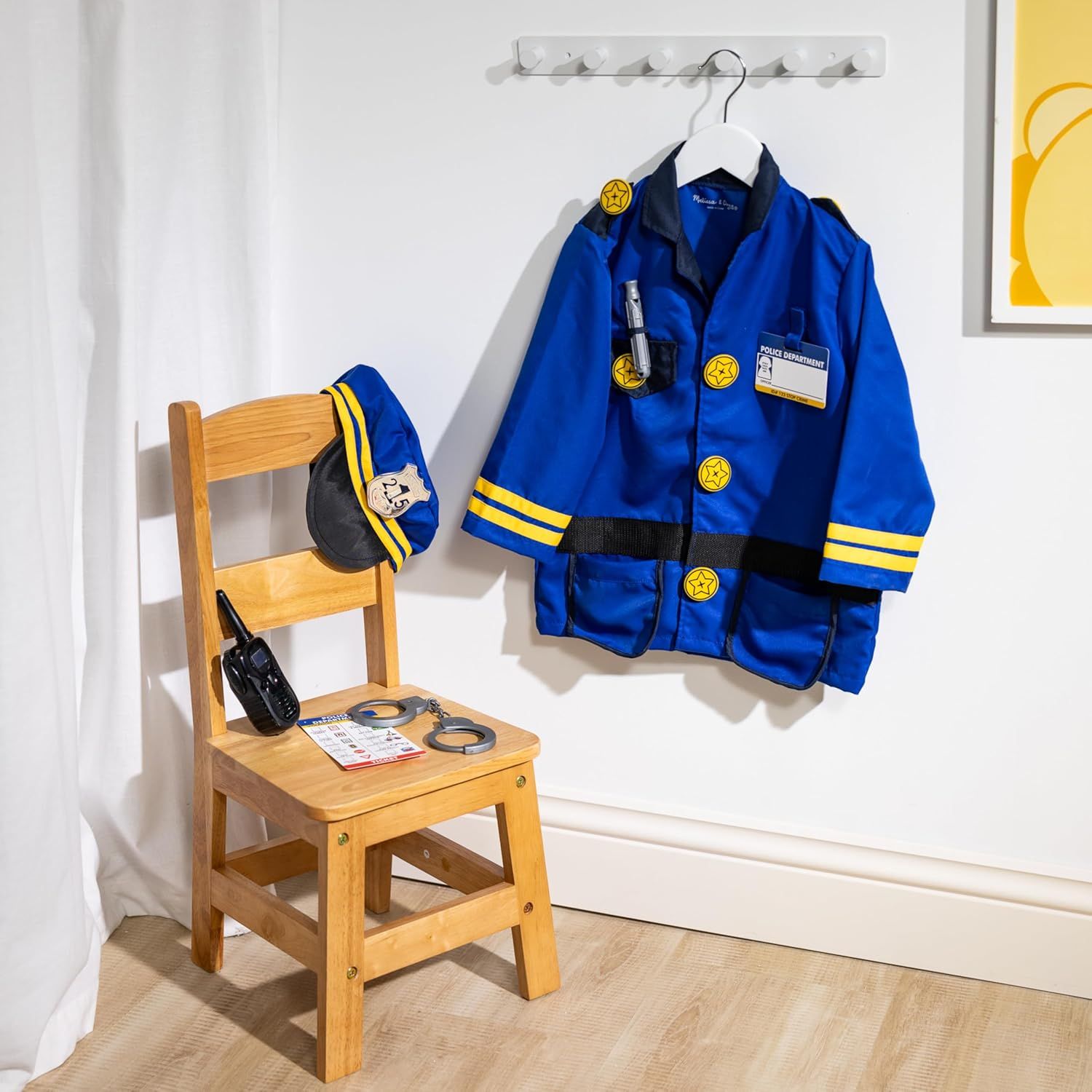 Shows everything included in the police costume kit—jacket, hat, walkie-talkie, handcuffs, and badge card—to help parents understand the complete play set their child will receive.