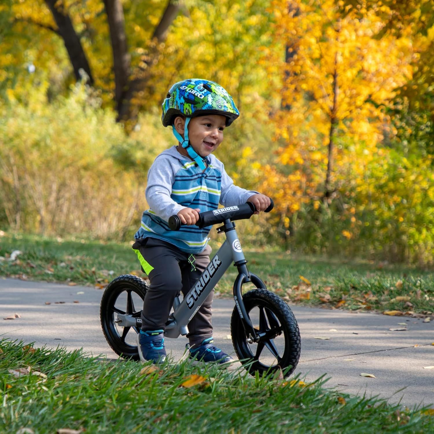 Demonstrates the product in a real-world outdoor setting with a child enjoying the balance bike, creating an emotional connection and showing the product's practical use in everyday life.