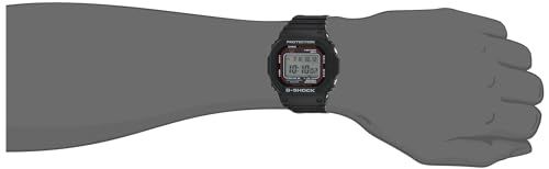 Demonstrates the physical size and fit of the watch on a human wrist to help shoppers visualize how it will look when worn and assess its proportions.