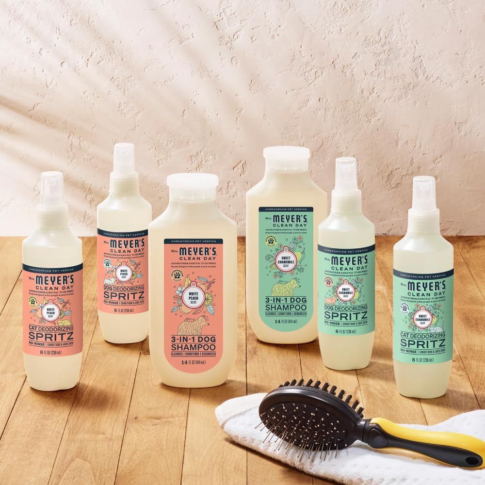 Shows the complete set of pet grooming products included in the purchase, helping shoppers understand they're getting a comprehensive pet care solution with shampoo, deodorizing spritz for both cats…