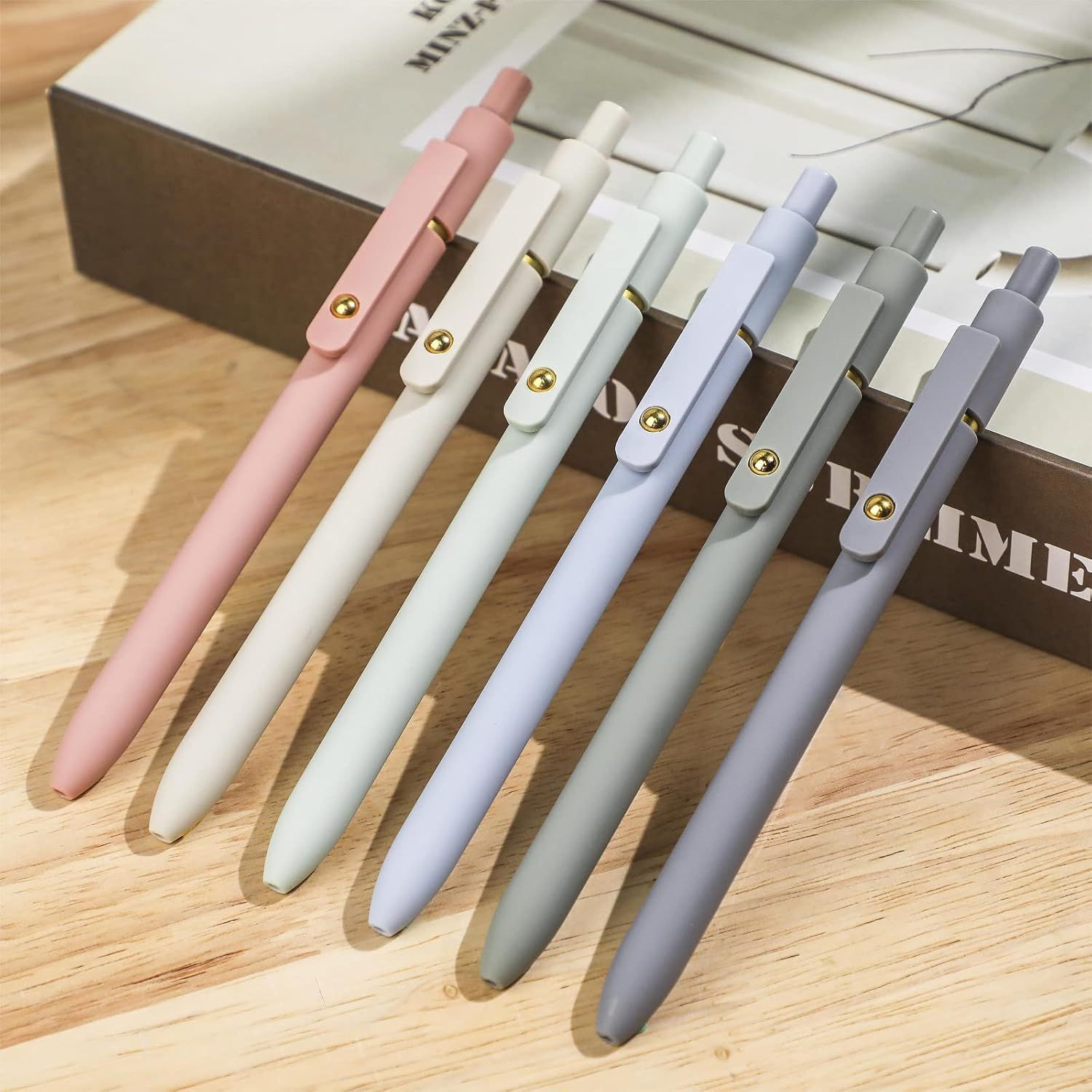 Showcases the brand's product lineup by displaying multiple color options available for the pen, helping shoppers choose their preferred variant.