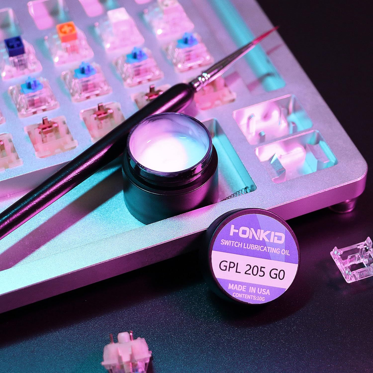 Shows all the items included with the product—keyboard, switch lubricating oil, application tool, and spare switches—to communicate the complete kit value and reassure buyers they have everything…