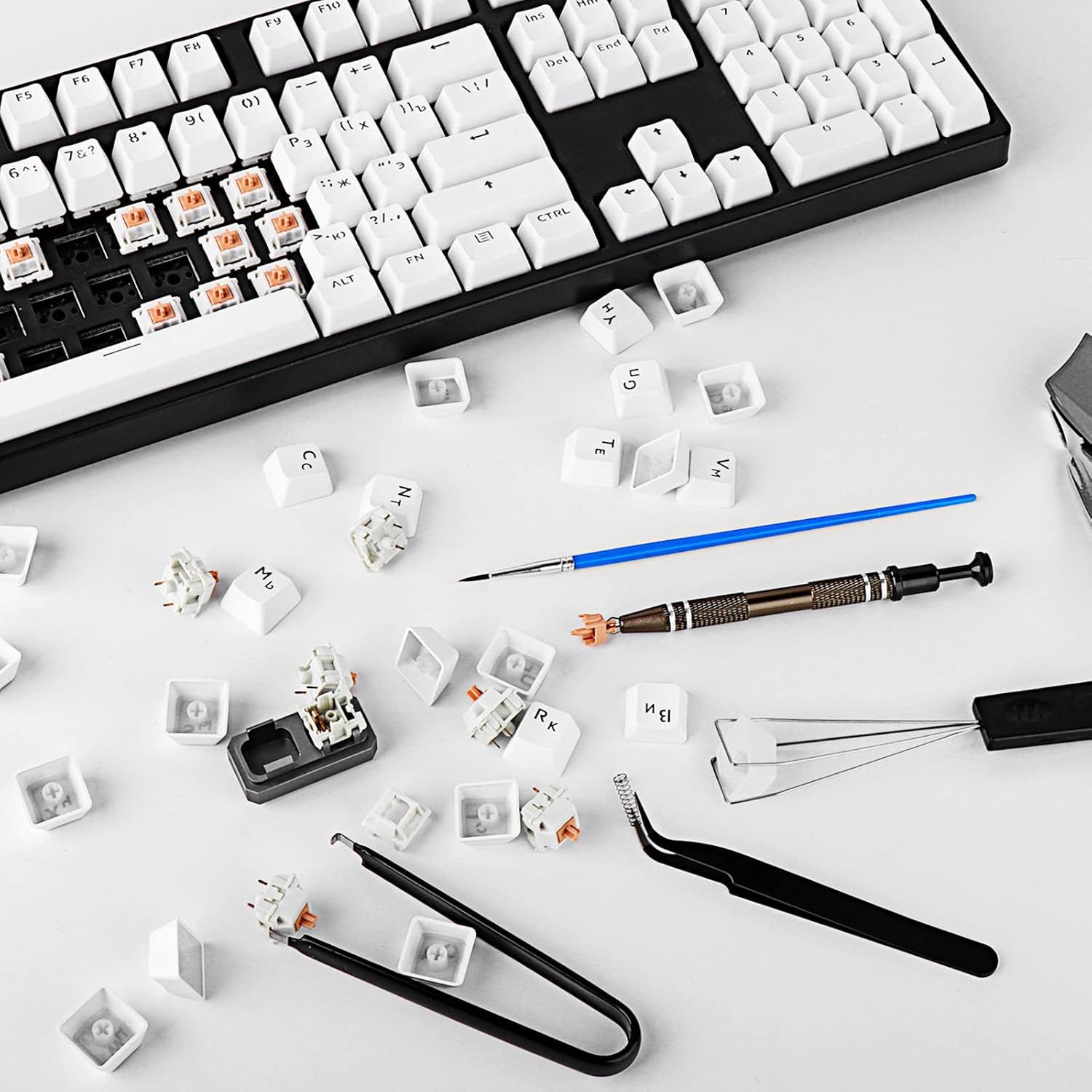 Shows all the components and tools included with the mechanical keyboard purchase, demonstrating the complete kit and emphasizing the hot-swappable, customizable nature of the product.