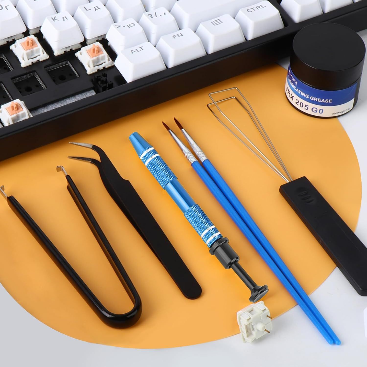 Shows all the tools and accessories included with the keyboard maintenance kit, reassuring the customer they have everything needed for keyboard repair and maintenance.