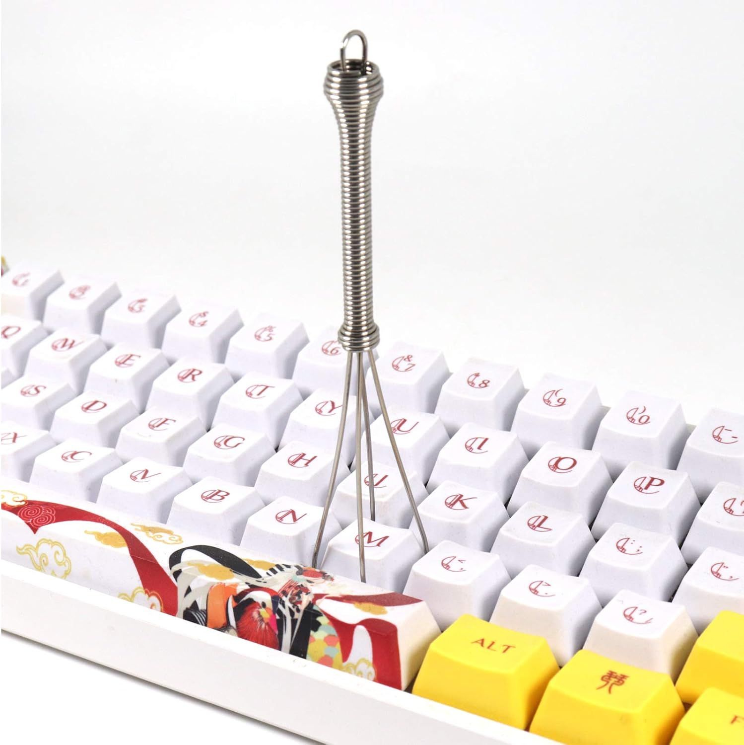Shows the customer what components are included with the product, specifically highlighting the keycap puller tool and decorative keycaps that come with the set.