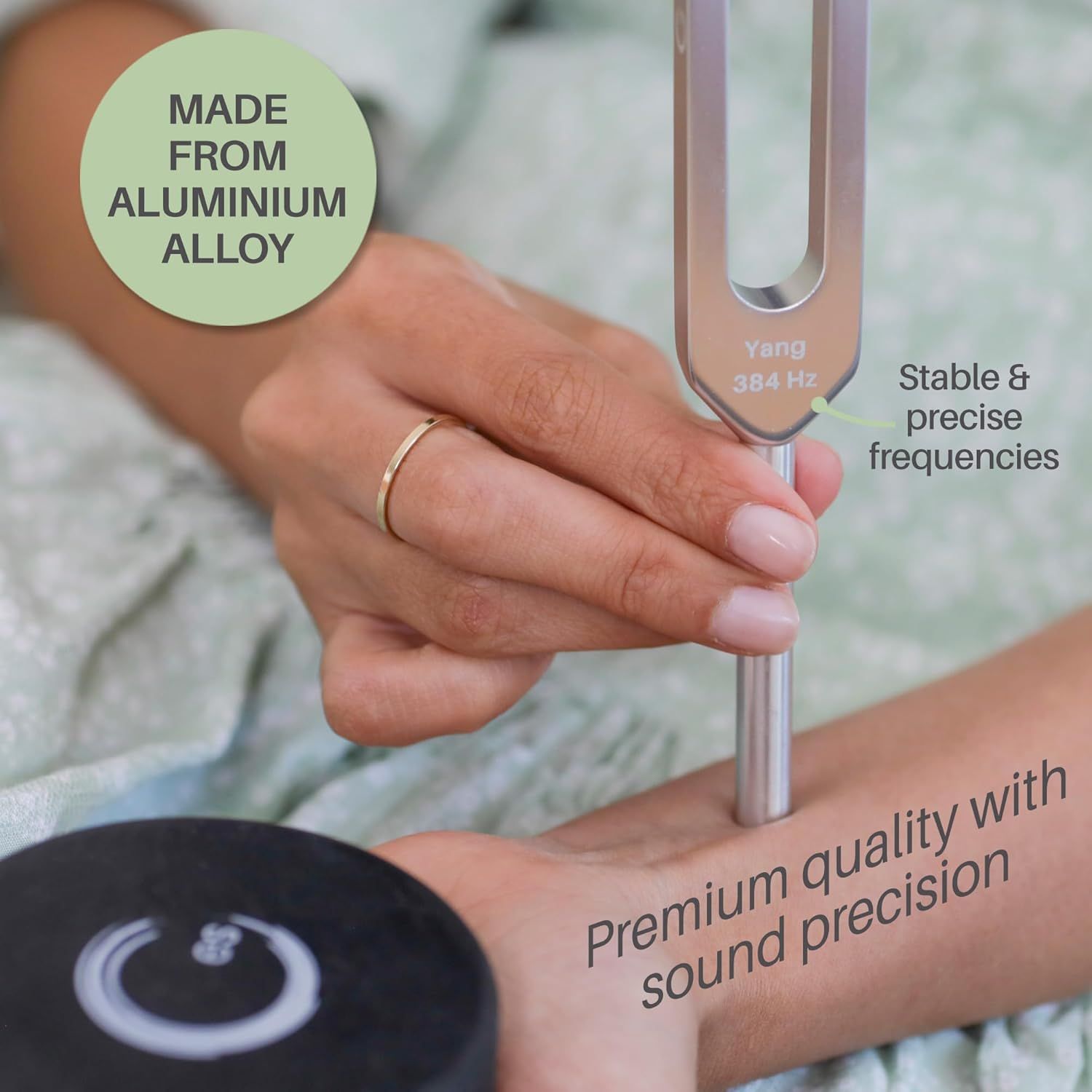 Highlights multiple product quality features including the aluminium alloy construction and precise frequency stability, reassuring shoppers of the product's premium build and performance.